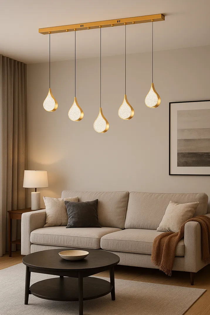 chandelier_5lamp_horizontal_livingroom_small Almina Altın Damla | 5’li Kristal LED Sarkıt Avize - Görsel 1